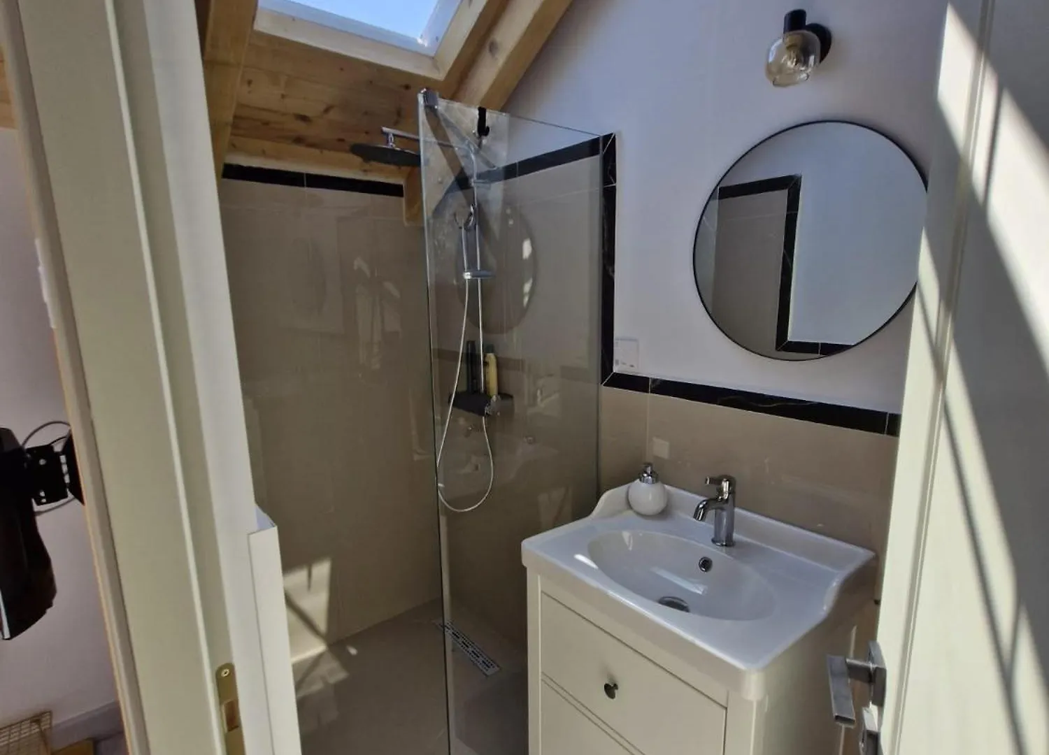 Small Attic Room With Private Bathroom Bucharest 0*,